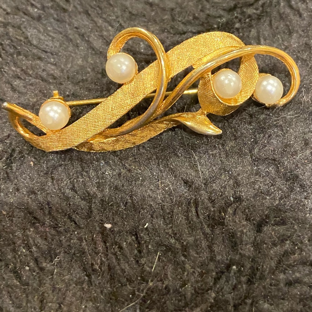 Vintage style brooch